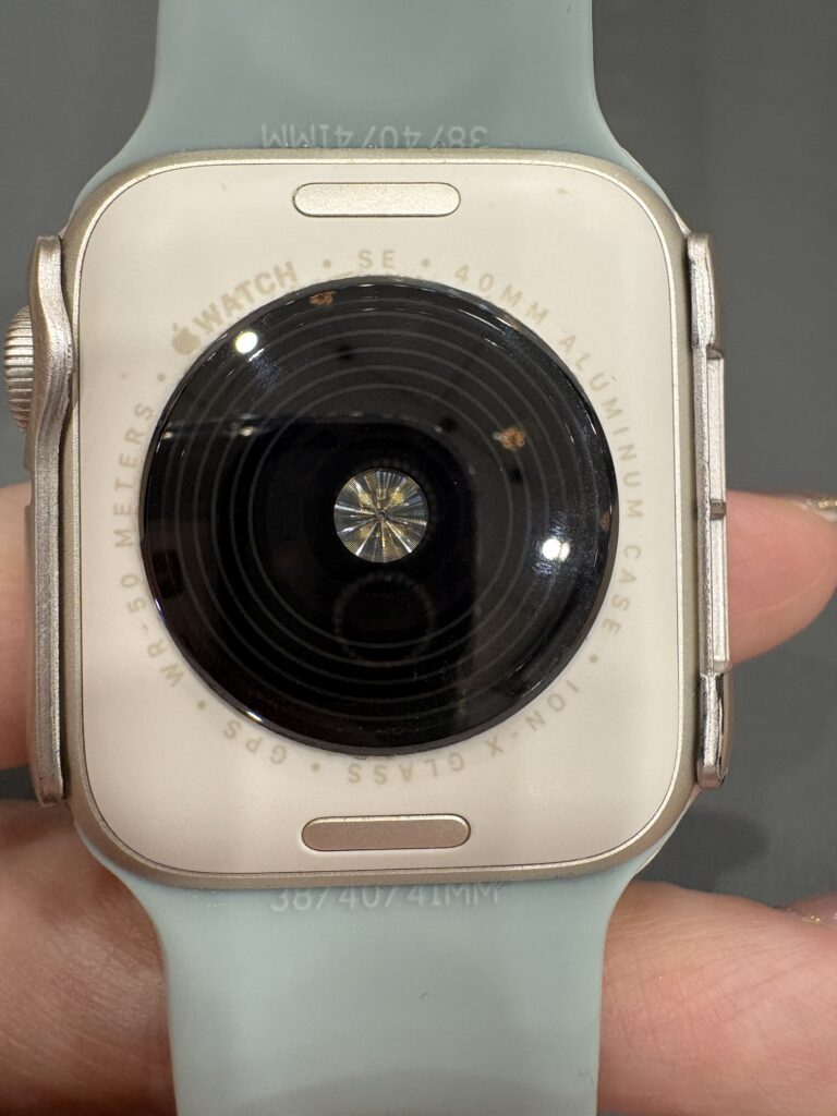 AppleWatchの裏側でサイズを確認できる