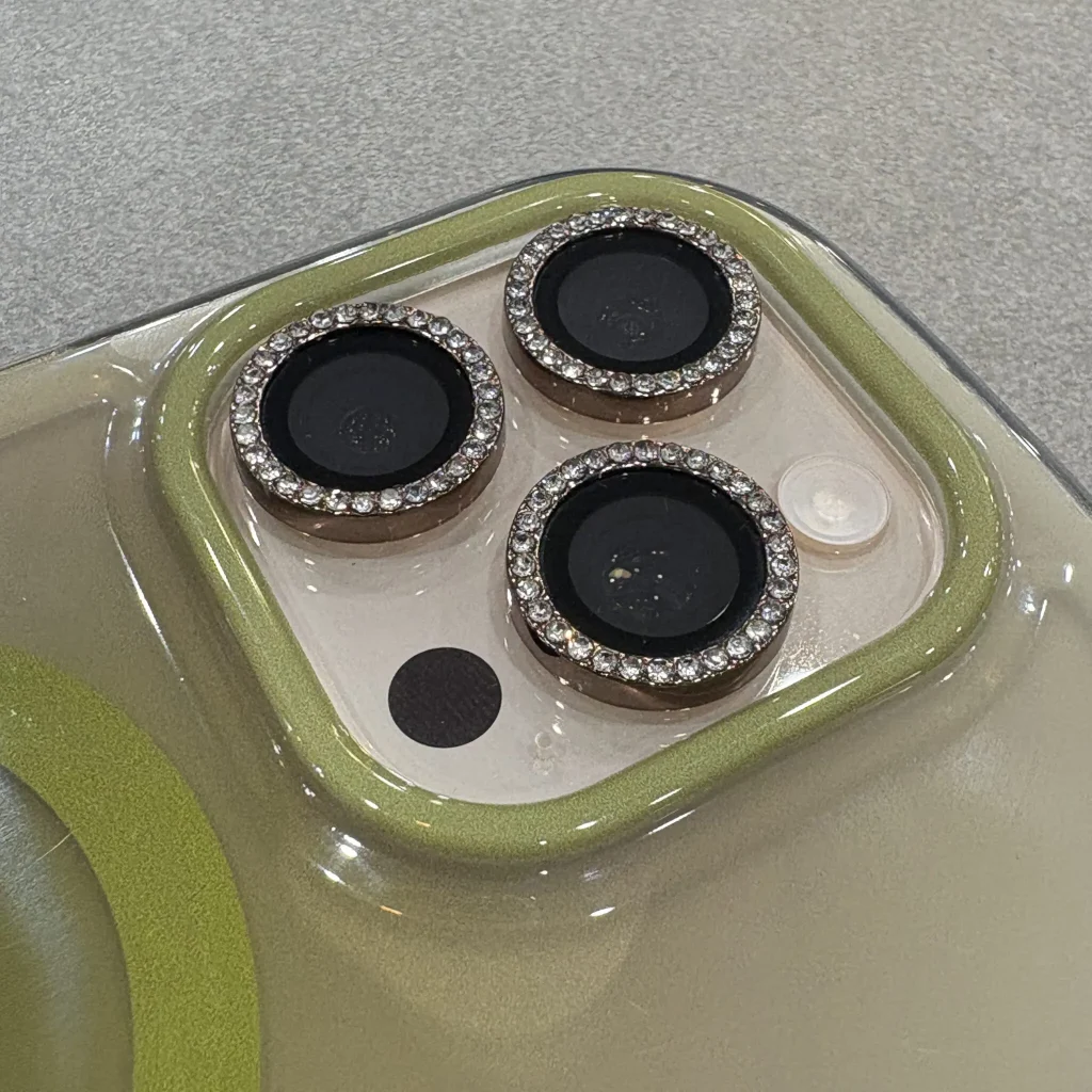 カメラレンズフィルムを貼って守る