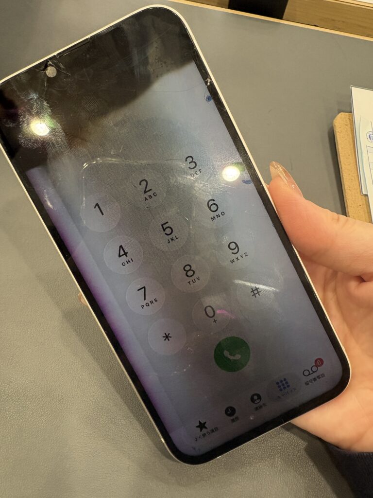 液晶が破損したiPhone14