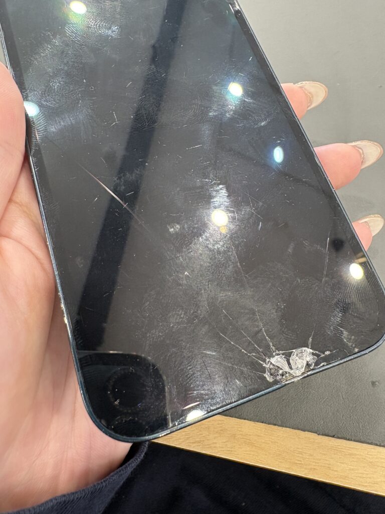 iPhone13の画面割れ