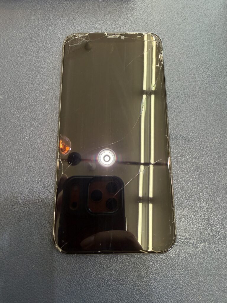 ガラス割れでバッテリー交換も【iPhone11修理】 - スマホ堂徳島沖浜店
